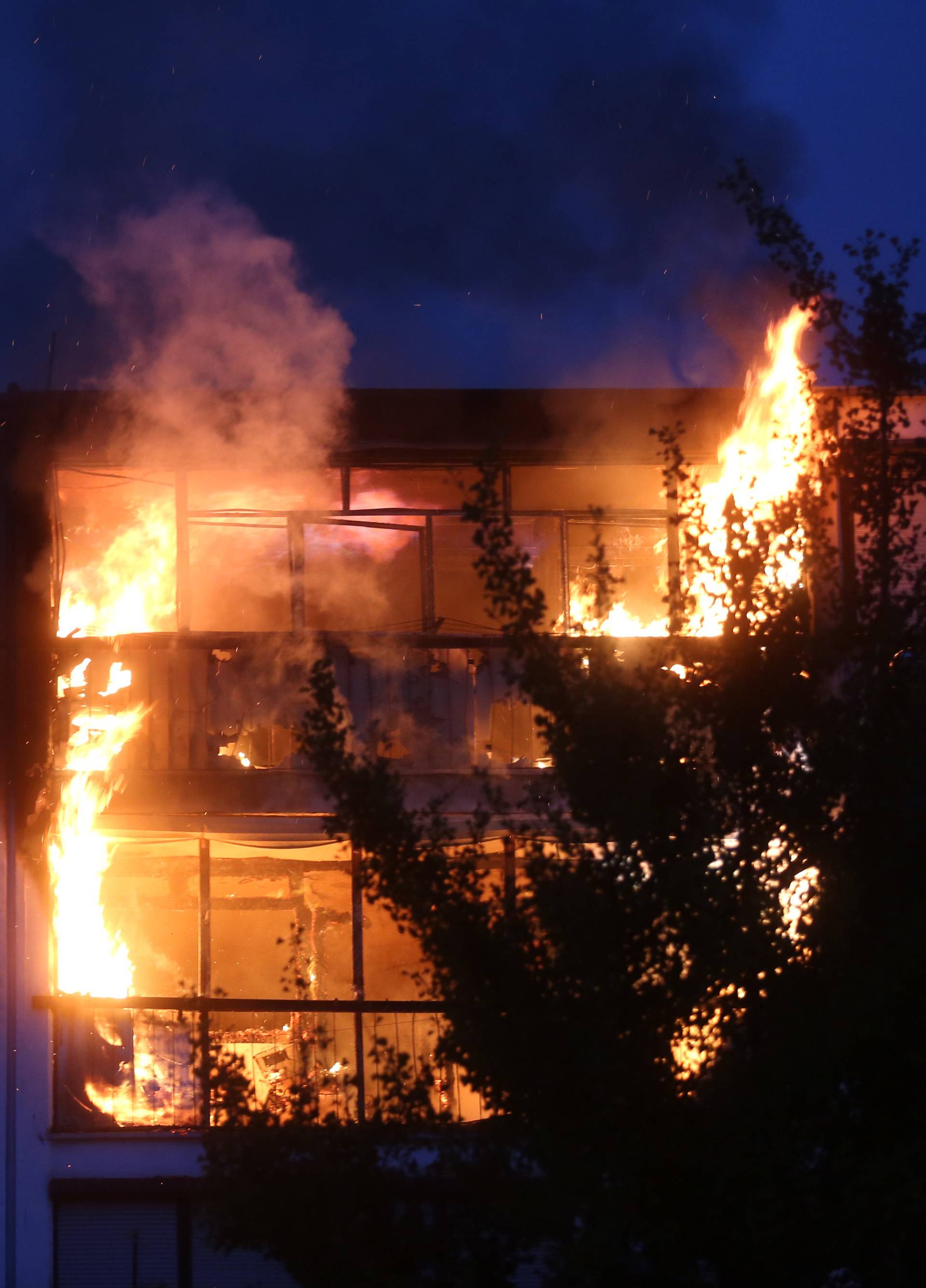 Požar u Zagrebu: Izgorjela dva stana, ozlijeđena jedna osoba