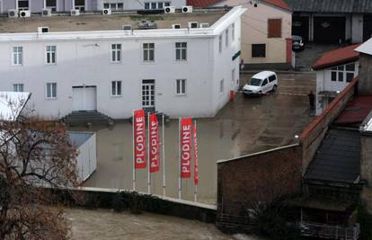 Rijeka: Zbog oborina voda prodrla u lokale i u Plodine