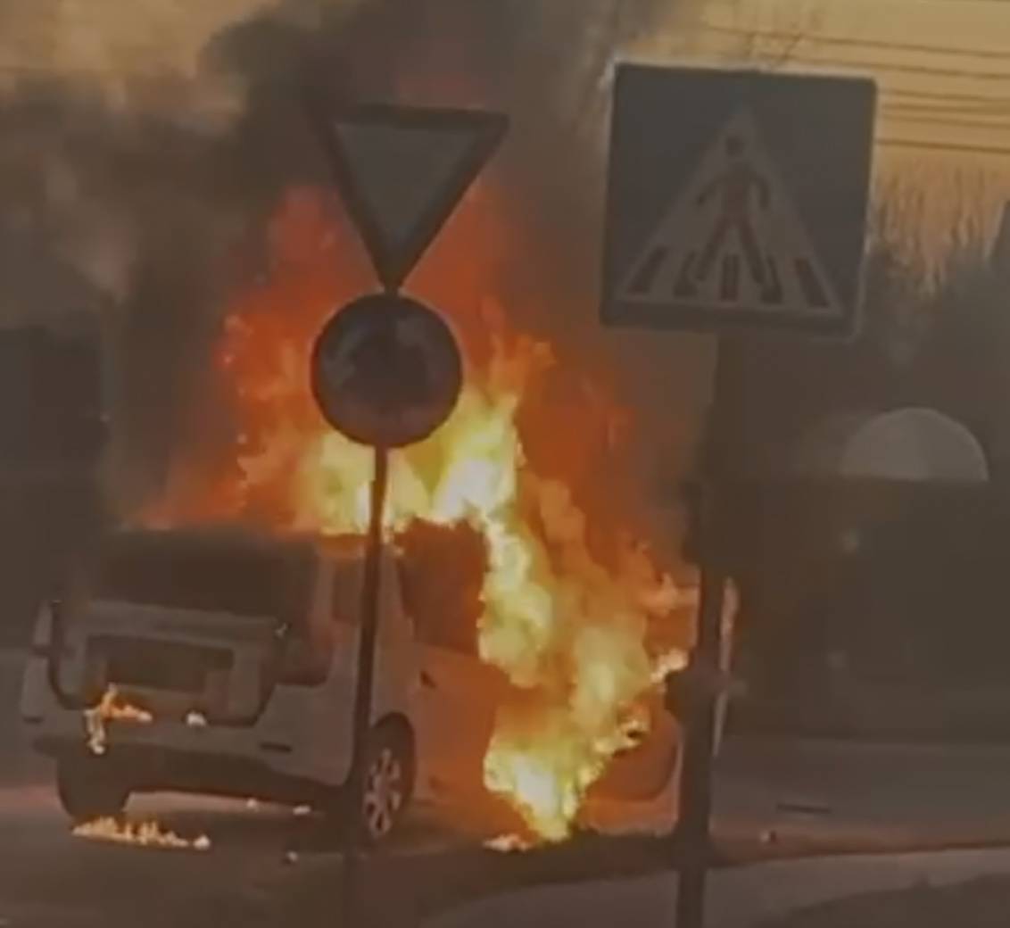 VIDEO: Zapalio se auto kod Ikee, ostala je samo olupina