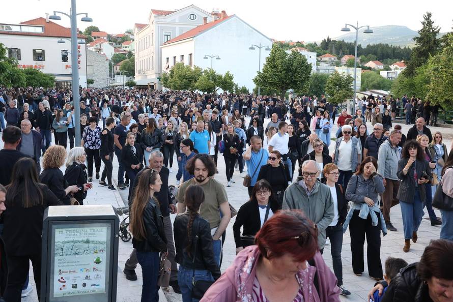 Drniš: Mirno okupljanje,prosvjed i molitva za ubijenog Luku Milovca