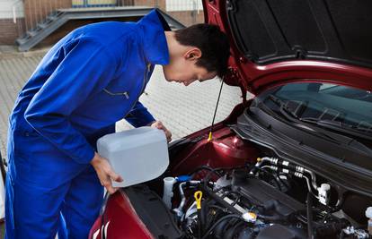 U auto nije dobro uliti običnu vodu jer se na vrućini pokvari