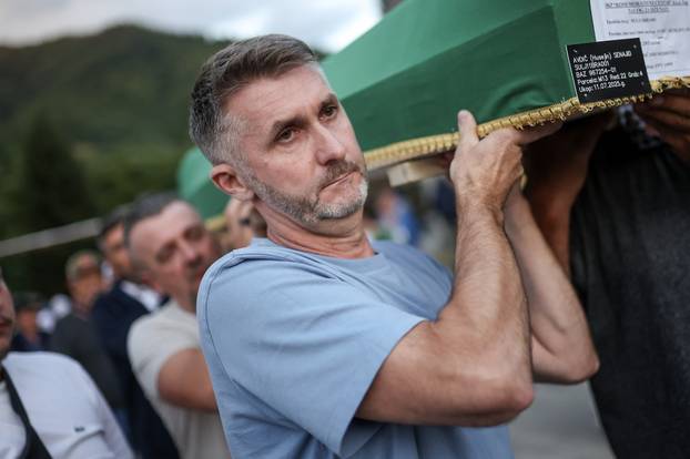 Potočari: Tabuti izneseni u mezarje Memorijalnog centra, te su pripremljeni za sutrašnji masovni ukop