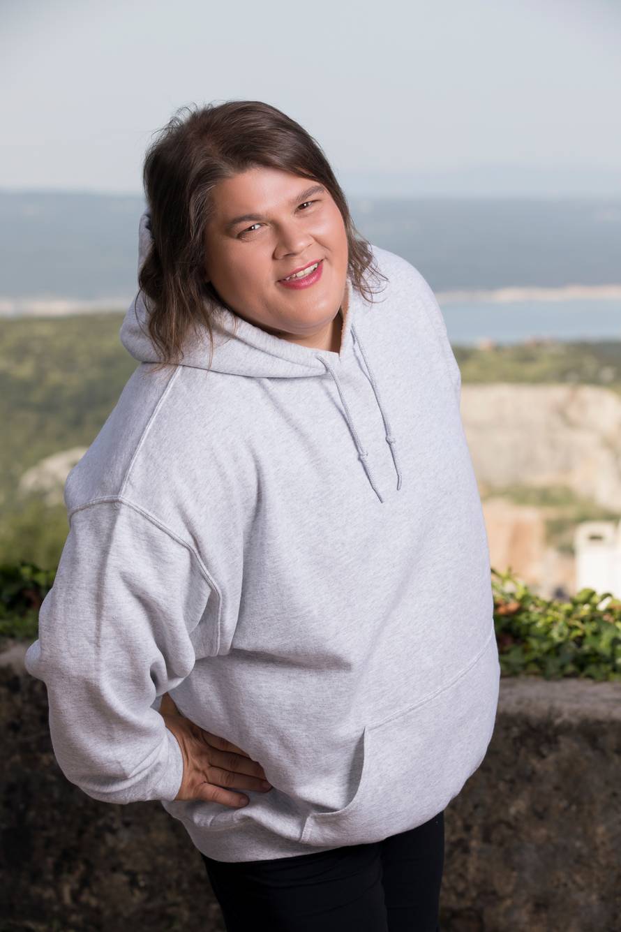 'U školi su me gađali kamenom i govorili mi da me salo štiti'