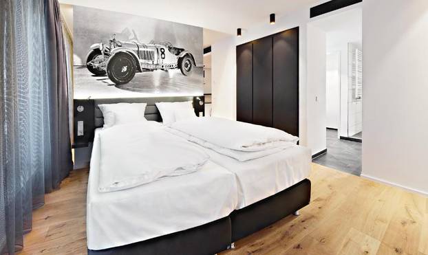FOTO Jedinstveni hotel za ljubitelje auta: Noć provodite u preuređenim vozilima