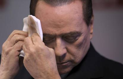 Berlusconiju se s lica topio puder dok je on zbijao šale