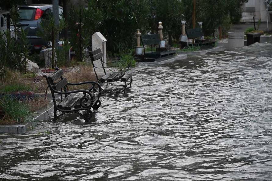 FOTO Poplava pogodila okolicu Ploča: 'Htio sam otići na WC pa sam iz kreveta završio u vodi'