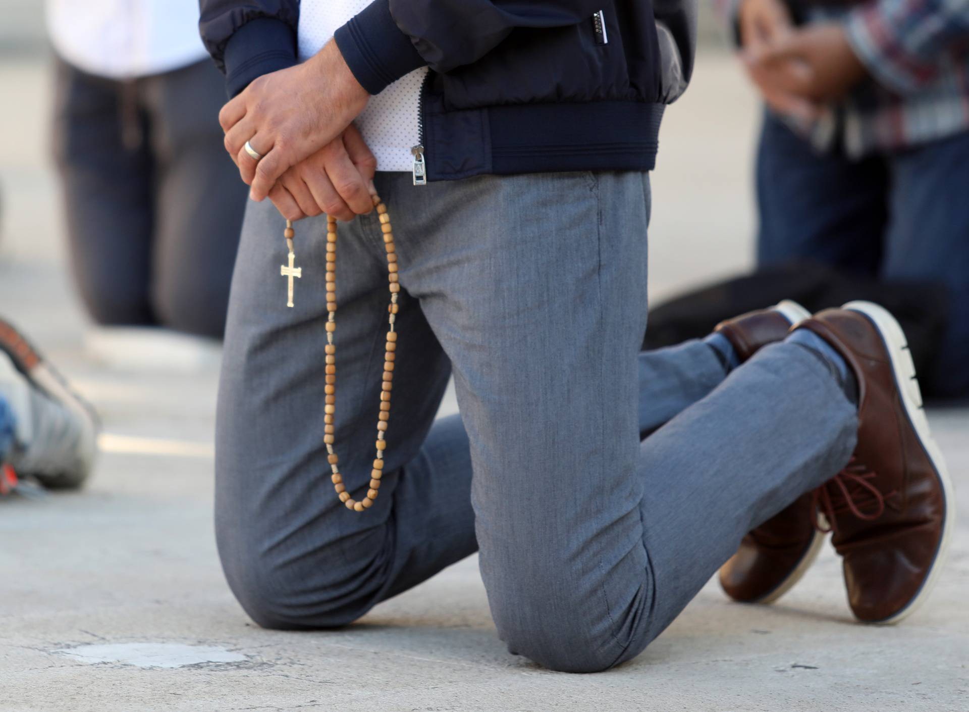Muškarci molili krunicu ispred gradske uprave u Šibeniku