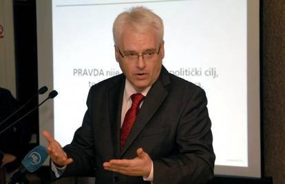 Josipović tvrdi: Ustav ozbiljno koči gospodarski razvoj zemlje
