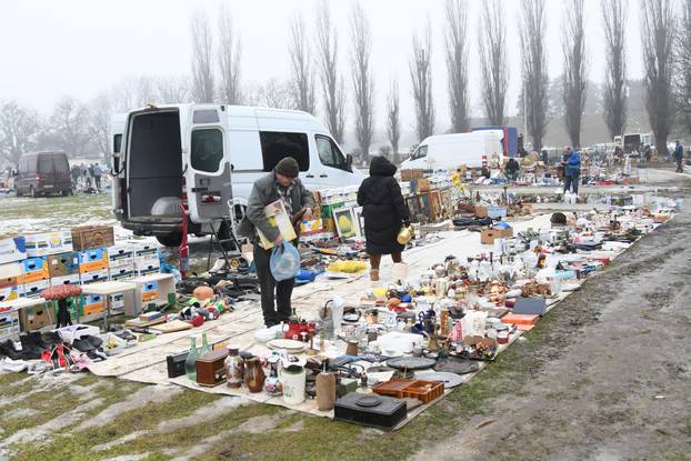 Koprivnica: Zimski uvjeti smanjili broj prodavača na koprivničkom buvljaku
