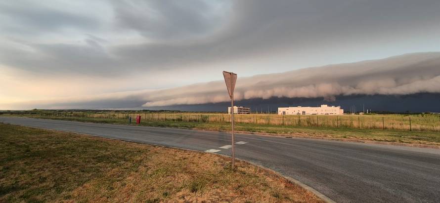 VIDEO Kod N. Gradiške snimio oblake koji donose kaos: DHMZ digao alarm za moguće oluje!