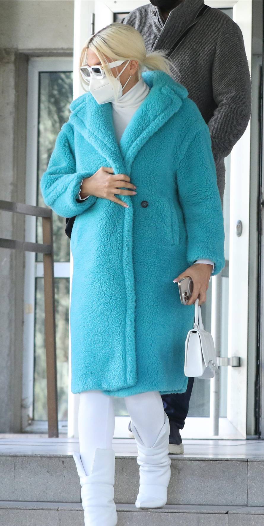 Beograd: Pjevačica Jelena Karleuša izlazi sa općinskog suda gdje je imala ročište u slučaju napada na osobu iz medija