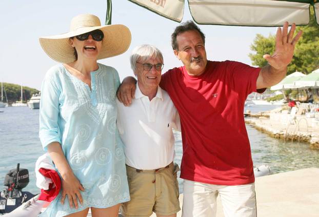 ARHIVA - Hvar: Slavica i Bernie Ecclestone brodom dolaze u restoran Antonio Patak u uvali Ždrilica