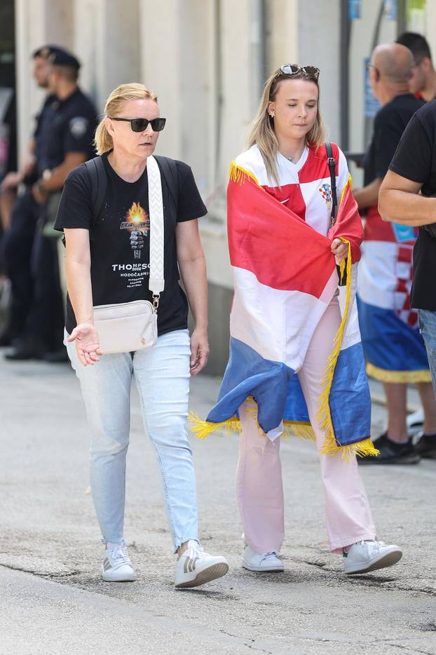 Sinj: Glavni modni detalji za koncert Thompsona - crna majica i zastava Hrvatske