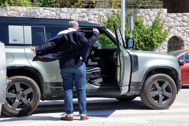 Split: Željko Kerum u pratnji supruge izašao na biralište i glasovao