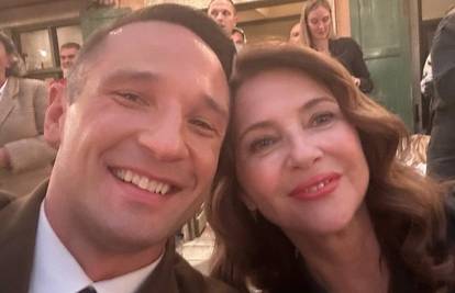 Sanja Vejnović podijelila fotku s televizijskim sinom iz 'Divljih pčela': 'Vidi, vidi, živ je...'