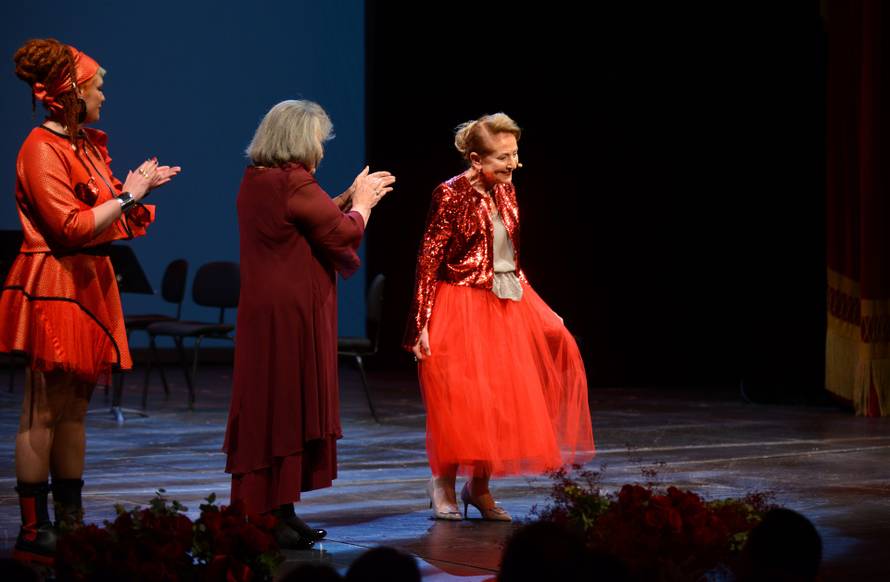 Zagreb: Obilježavanje "Dana crvenih haljina" u zagrebačkom HNK 