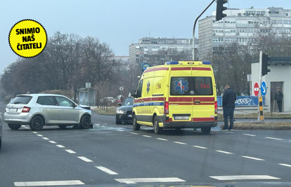 FOTO Krš i lom u Zagrebu: Dvoje ozlijeđeno u prometnoj nesreći
