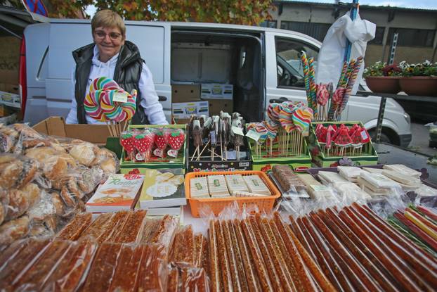 Osijek: Građani obilaze grobove najmilijih na Aninom groblju na dan Svih svetih
