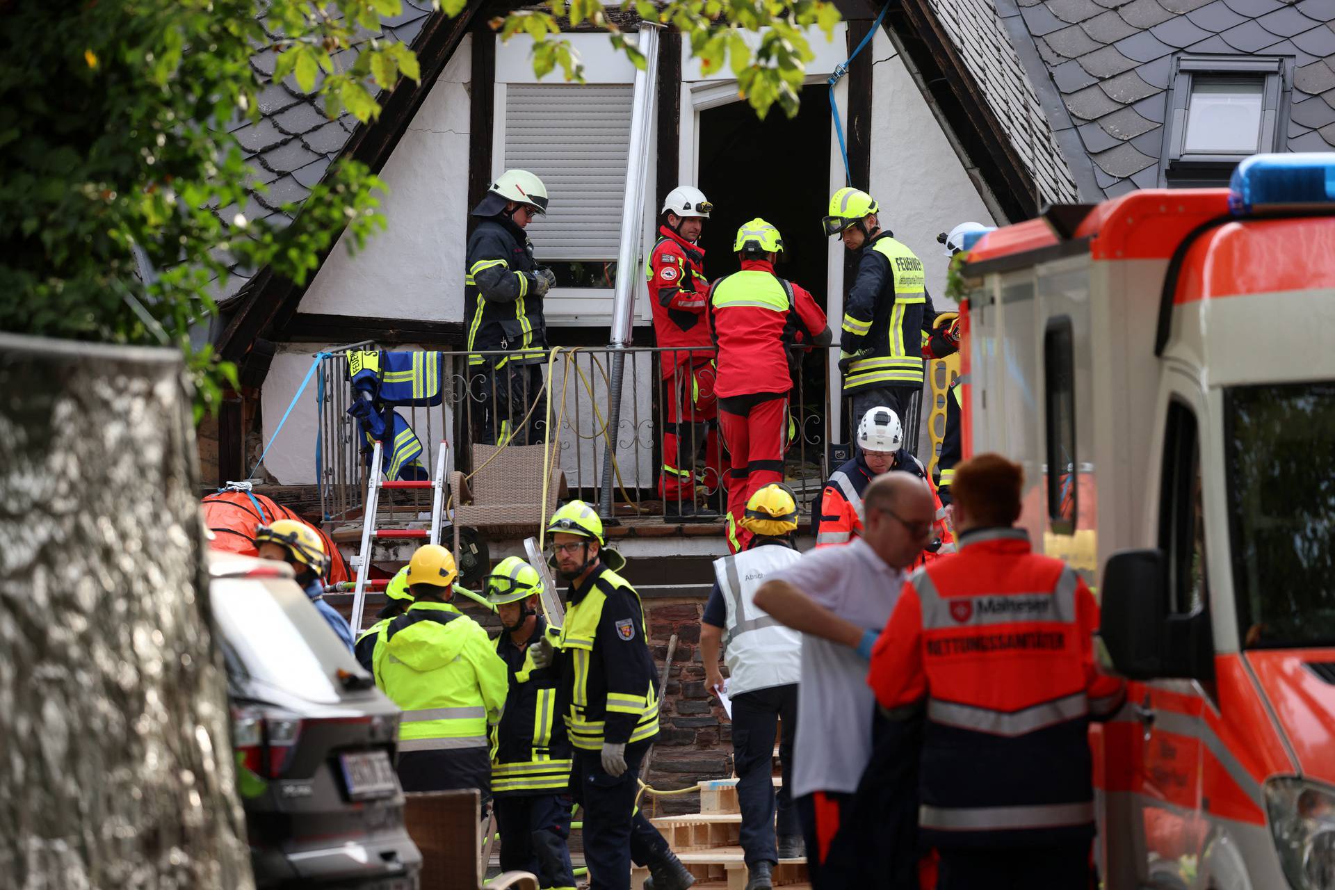 Hotel collapses in Germany on river Moselle