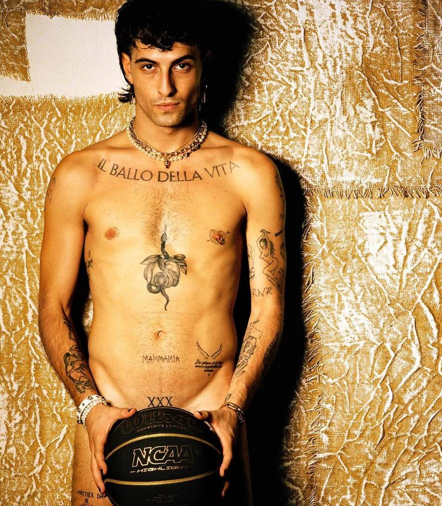 Damiano pozirao potpuno gol na Božić: Ispunio si mi sve želje'