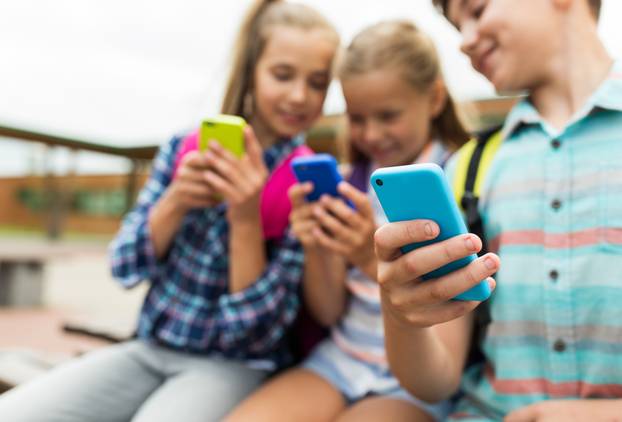 elementary school students with smartphones