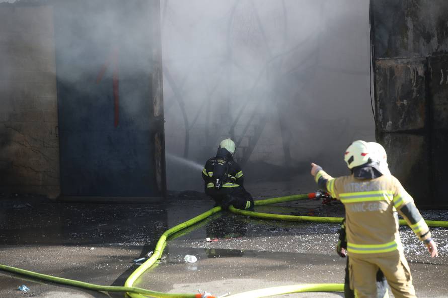 Sveta Nedelja: Požar u skladištu guma, hitne službe su na terenu