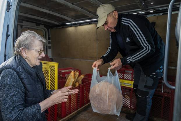 Katuni Kre&scaron;evo: Reporta&zcaron;a o dostavi kruha u malenim zaselcima Dalmatinske zagore