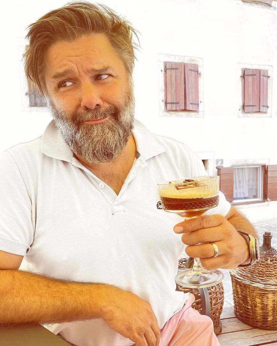 Charles Pearce objavio fotku Elle ispred natpisa 'rezervirano' i oduševio romantičnim opisom