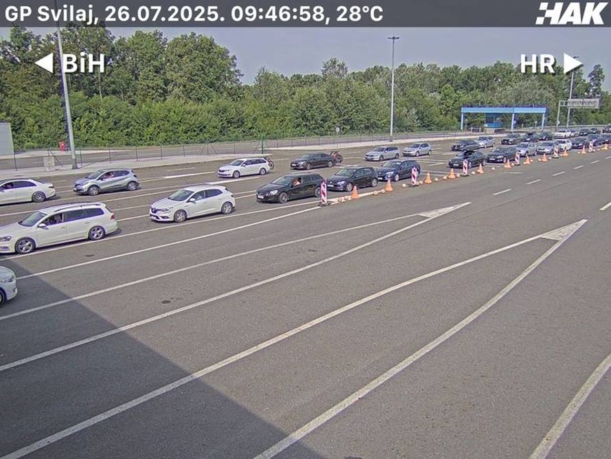 Pojačan promet na cestama, kilometar kolone kod Lučkog