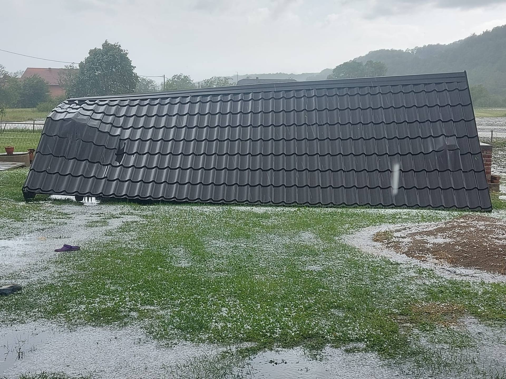 FOTO Dvor pogodilo nevrijeme: 'Led je stukao sve što je stigao, nosilo je i trgalo nam krovove!'