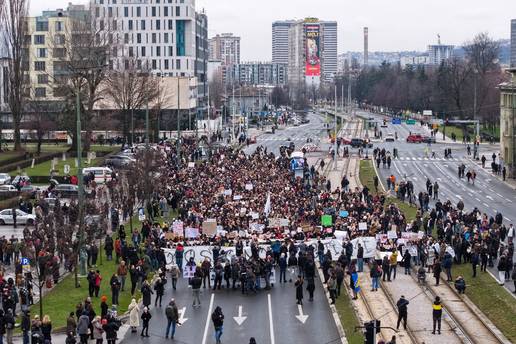 O&ccaron;evi na &ccaron;elu prosvjedne kolone u Sarajevu: 'Jesmo li se borili za korumpiranu dr&zcaron;avu i vo&dstrok;e?'