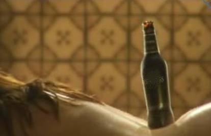U prostoj reklami za pivo žena služi kao pokućstvo