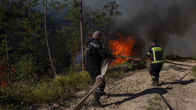 Opet gori kod Sinja, požar gasi 60 vatrogasaca, dva kanadera i dva air-tractora