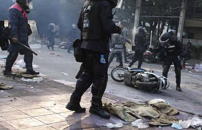 Kaos u Bangkoku: Policajac poginuo, stotine ozlijeđeno