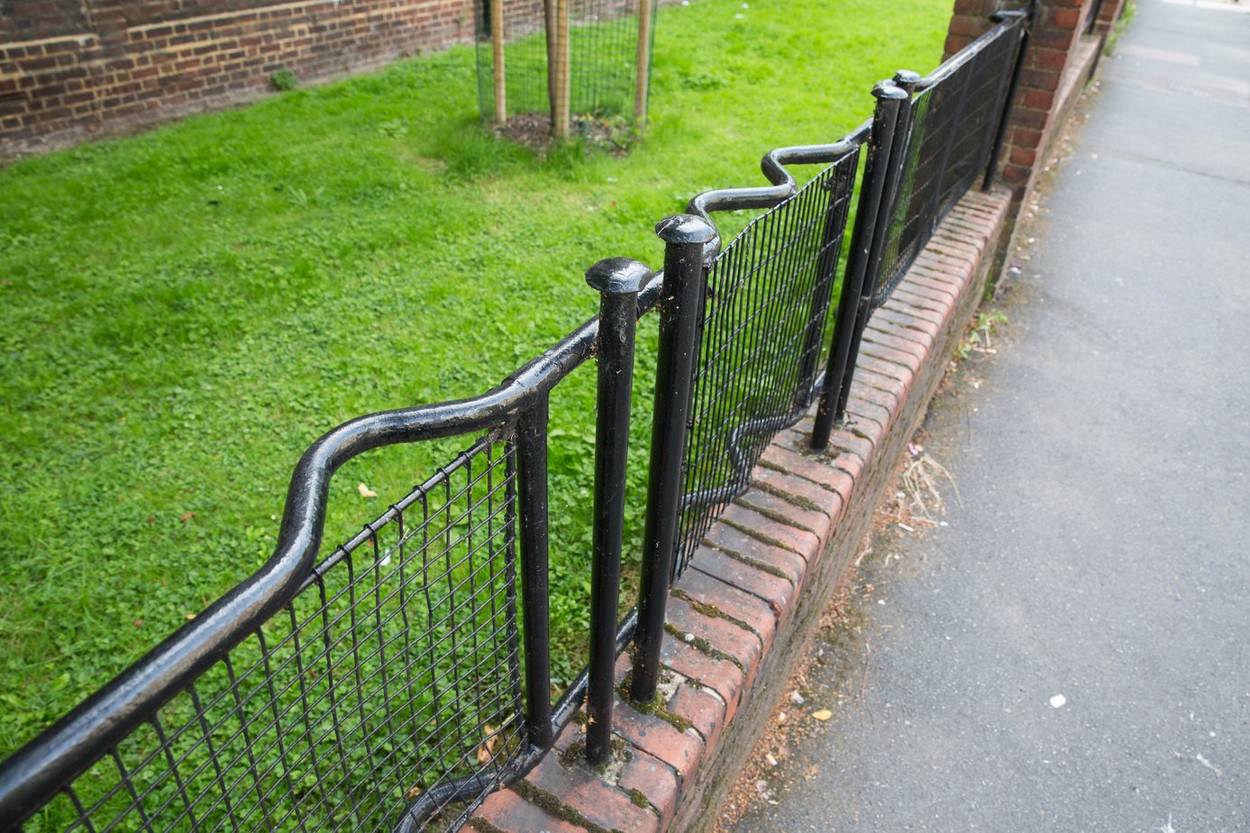 London, UK. 14th August, 2017. 'Stretcher fences' on the Rockingham Estate in Southwark. A campaign has been launched by the Stretcher Railing Society to preserve stretcher fences on south and east London housing estates made from over 600,000 steel ARP s
