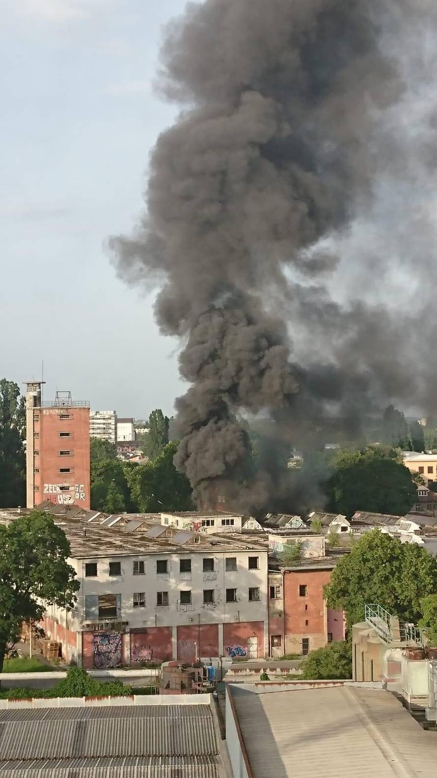 Požar u 'Staroj Zagrepčanki': Nad gradom se nadvio crni dim