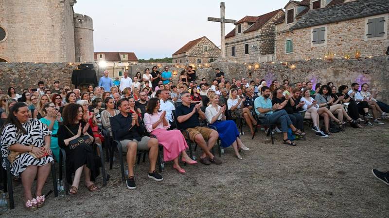 FOTO Sanja se sredila, a Zoran došao u šlapama: Pogledajte sva njihova modna izdanja
