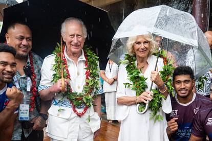 FOTO Charles i Camilla stigli su na Samou, obukli se u bijelo i okitili zanimljivim ogrlicama...