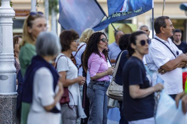 Zagreb: Molitelji se ponovno okupili na Trgu bana Josipa Jelačića i molili za predbračnu čistoću i čednost