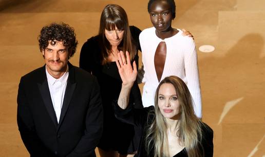 Je li ovo nova ljubav Angeline Jolie? Navodno je jo&scaron; o&zcaron;enjen...