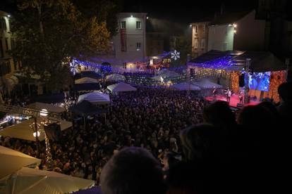 FOTO Mladen Grdović raspjevao Zadrane i koncertom otvorio Advent: Pogledajte atmosferu