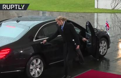 May ostala zarobljena u autu, Merkel morala strpljivo čekati