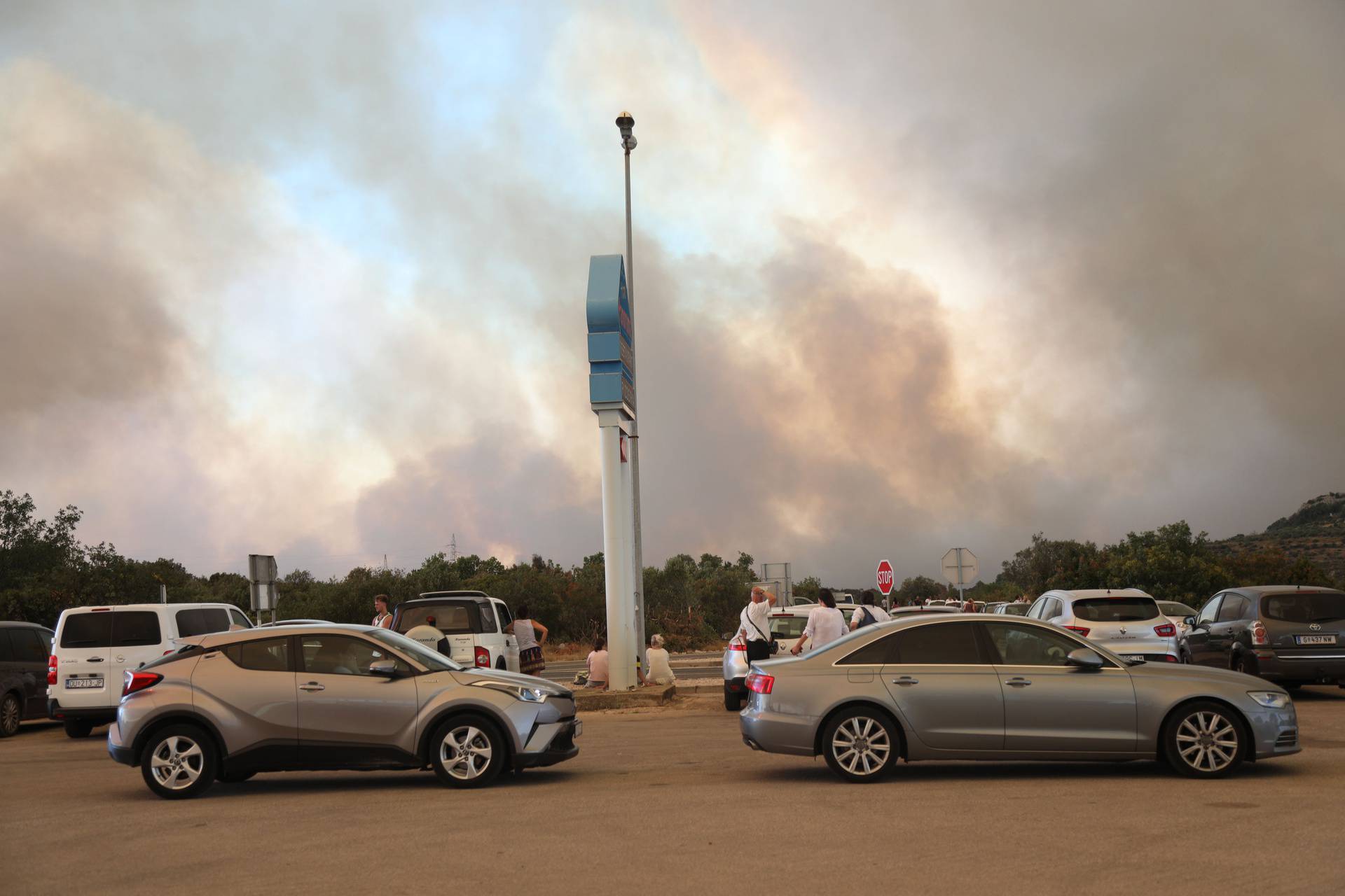 Putnici kod Zatona ne mogu dalje svojim vozilima zbog velikog požara, čekaju ishod i otvaranje ceste