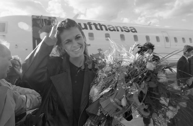 Zagreb: Povratak Anice Kovač s izbora za Miss svijeta gdje je okrunjena prvom pratiljom, 20.11.1995.