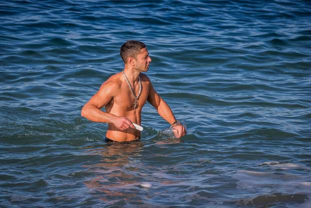 24sata: Makarska: Robert Tarčuki se već 269 dana svakodnevno kupa u moru