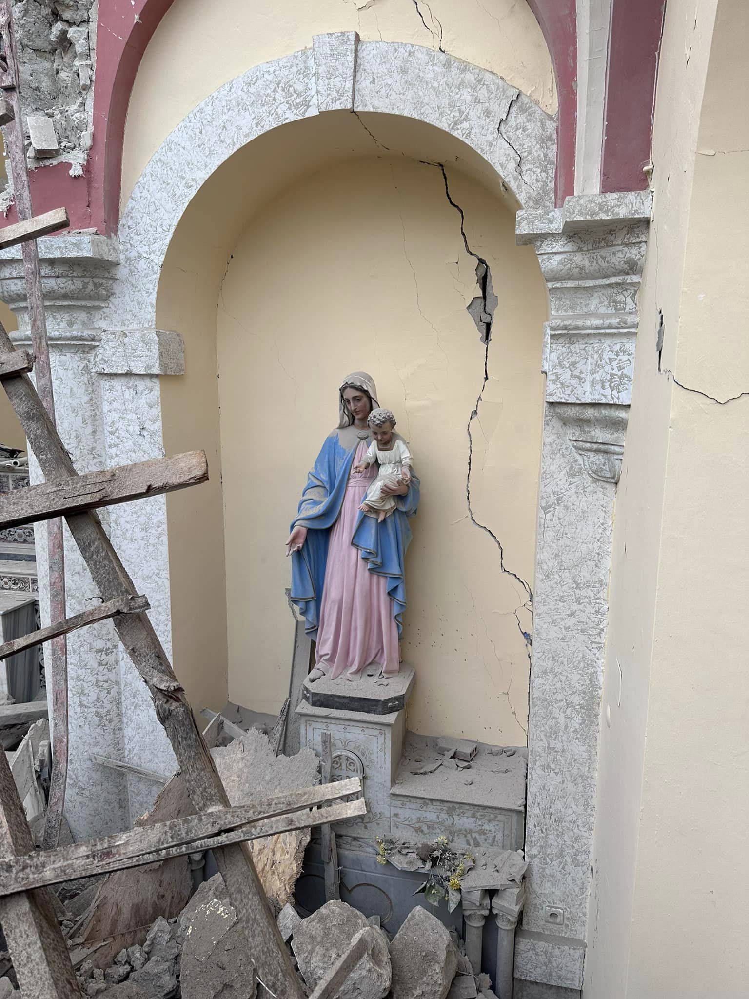 Pravo čudo: Potres u Turskoj je srušio katedralu, ali slika i kip Djevice Marije ostali neoštećeni