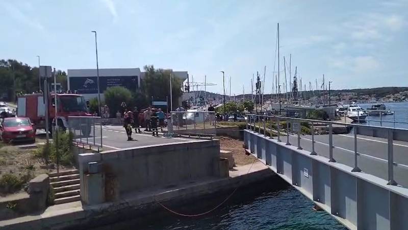 VIDEO Zapeo most na Malom Lošinju: Vukli ga vatrogasci