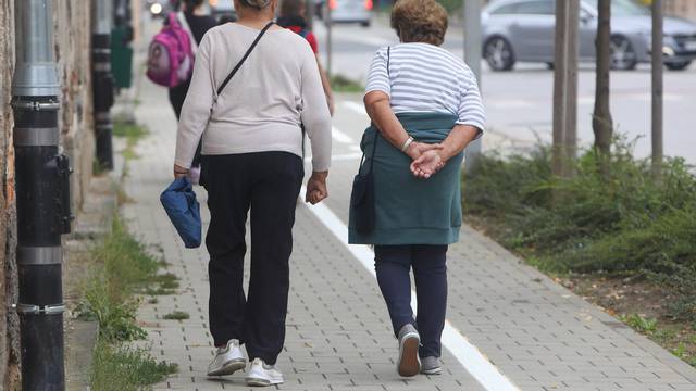 Karlovac: Umirovljenici u šetnji
