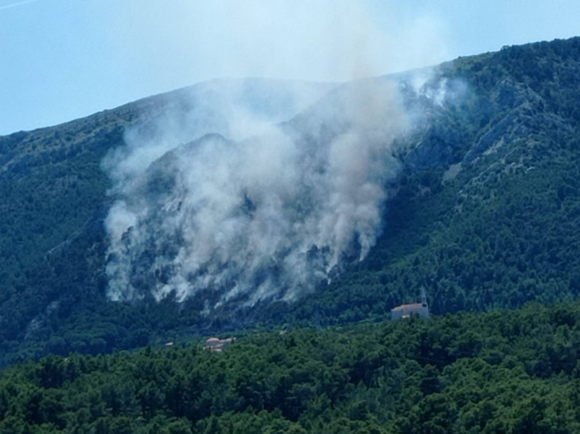 Požar na Braču pod kontrolom, na Hvaru su ga lokalizirali: Vatrogasci će dežurati cijelu noć