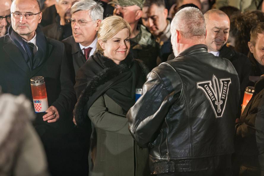 Na molitvu u dvorište bolnice u Vukovaru došla i predsjednica